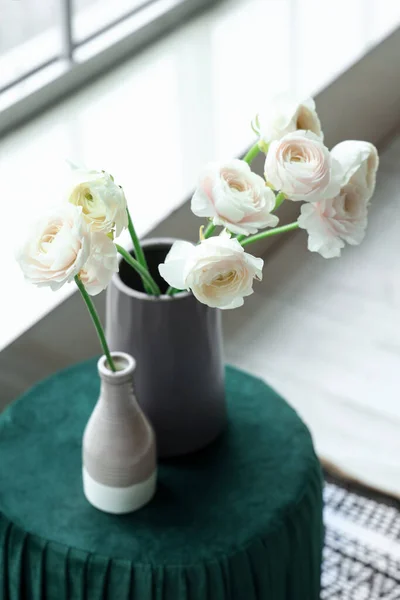 リビングルームでPouf上のランヌクラスの花の花瓶 クローズアップ — ストック写真