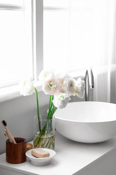 Vase Mit Hahnenfußblumen Und Waschbecken Auf Dem Tisch Badezimmer — Stockfoto