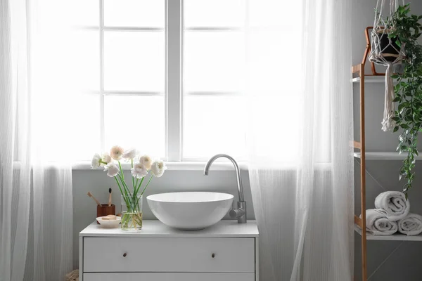 Vase Ranunculus Flowers Sink Chest Drawers Bathroom — Stock Photo, Image