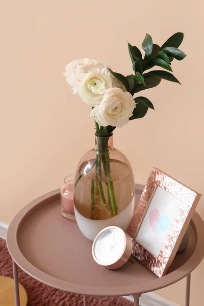 Βάζο Ranunculus Λουλούδια Πλαίσιο Και Ρολόι Στο Τραπέζι Κοντά Μπεζ — Φωτογραφία Αρχείου