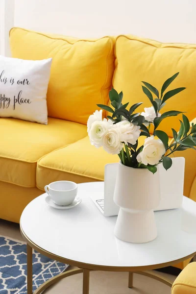 Vase Ranunculus Flowers Laptop Cup Table Living Room — Stock Photo, Image