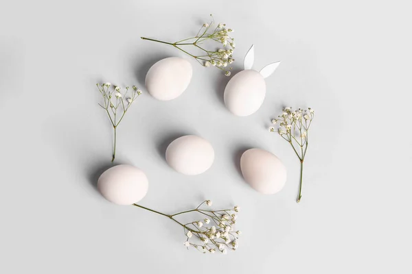 Paskalya Yumurtaları Hafif Arka Planda Çigila Çiçekleri Ile Kompozisyon — Stok fotoğraf
