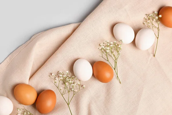 Doğal Paskalya Yumurtaları Güzel Çingene Çiçekleri Açık Arkaplanda Peçeteyle Kompozisyon — Stok fotoğraf