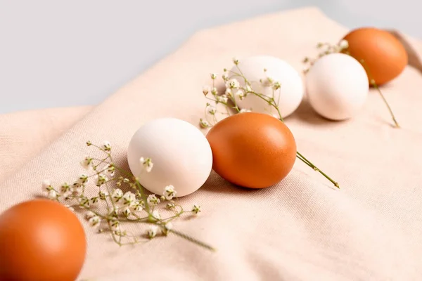 Composición Con Huevos Naturales Pascua Hermosas Flores Gypsophila Servilleta Sobre — Foto de Stock