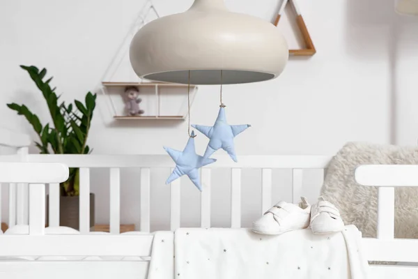 Kinderbett Mit Babystiefeln Schlafzimmer Nahaufnahme — Stockfoto