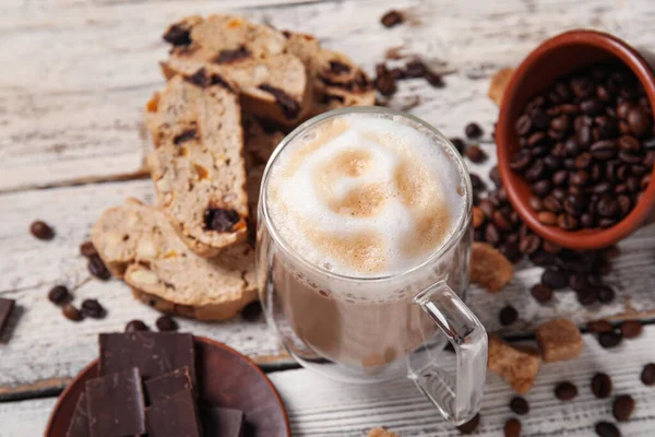 Finom Biscotti Sütik Csésze Kávé Csokoládé Kávébab Fehér Háttér — Stock Fotó