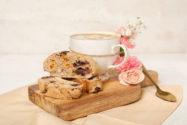 餐桌上放着咖啡 美味的饼干和美丽的花朵 — 图库照片