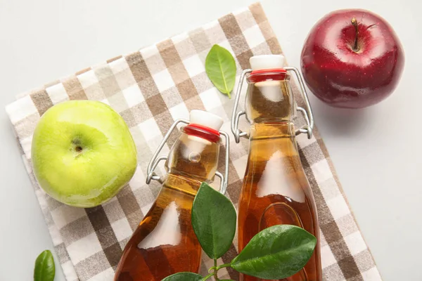Glasflaskor Med Färsk Äppelcidervinäger Och Frukter Grå Bakgrund — Stockfoto