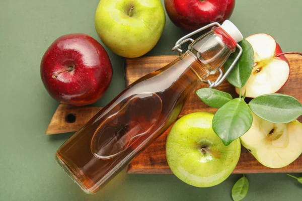 Glasflasche Mit Frischem Apfelessig Und Brettchen Mit Früchten Auf Grünem — Stockfoto