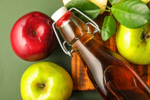 Butelka Świeżego Octu Jabłkowego Deska Owocami Zielonym Tle — Zdjęcie stockowe