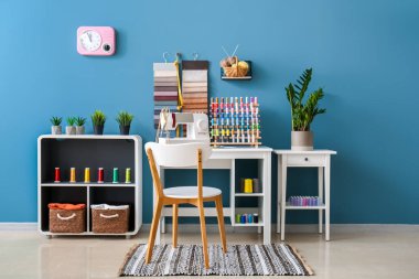 Terzi işyeri, kumaş örnekleri ve iplik makaralı atölye içi