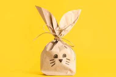 Sarı arka planda Paskalya tavşanı hediye paketi