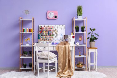 Terzi işyeri, iplik makaraları ve raf üniteli atölye içi