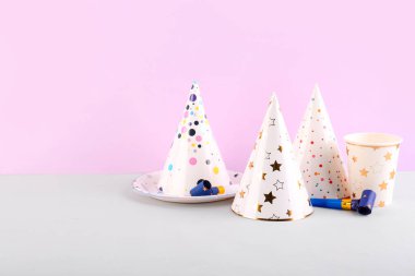 Işık masasında parti dekorasyonu