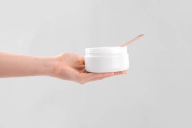 Hafif arkaplanda şekerleme macunu olan el