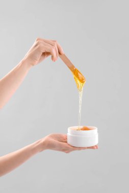 Hafif arkaplanda şekerleme yapıştırıcısı olan eller