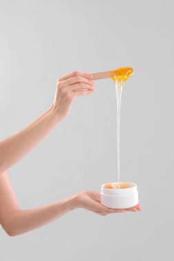 Hafif arkaplanda şekerleme yapıştırıcısı olan eller