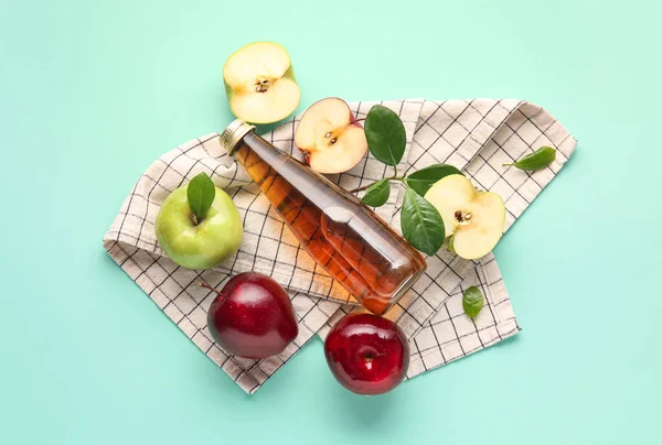 Skleněná Láhev Čerstvého Jablečného Octa Ovoce Tyrkysovém Pozadí — Stock fotografie