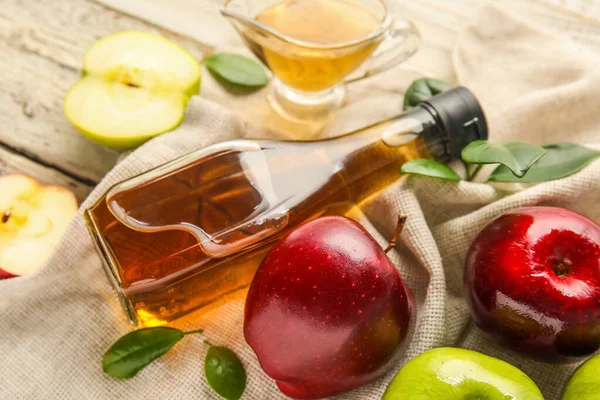 Glasflasche Mit Frischem Apfelessig Und Früchten Auf Weißem Holzgrund — Stockfoto