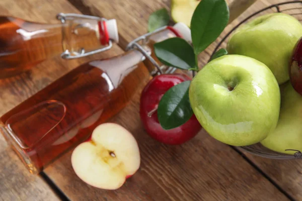 Glasflaschen Mit Frischem Apfelessig Und Obst Auf Hölzernem Hintergrund — Stockfoto