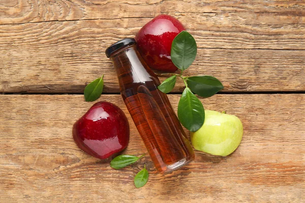 Glasflasche Mit Frischem Apfelessig Und Obst Auf Hölzernem Hintergrund — Stockfoto