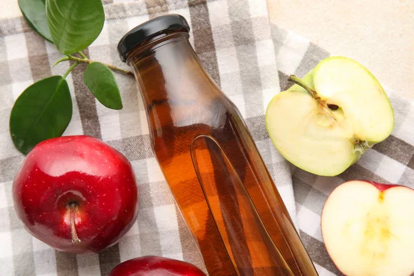 Glasflasche Mit Frischem Apfelessig Und Obst Auf Weißem Tisch — Stockfoto
