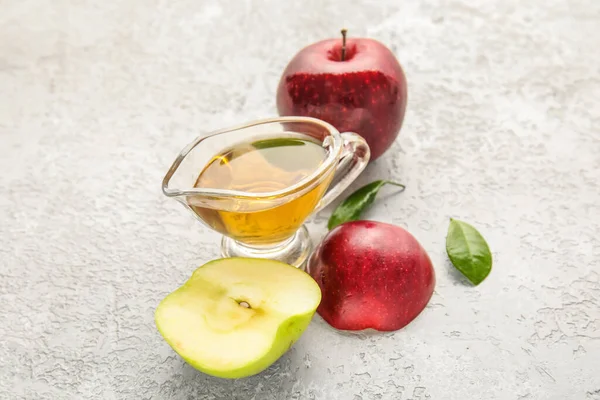 Gravy Boat Fresh Apple Cider Vinegar Fruits White Grunge Background — Stock Photo, Image