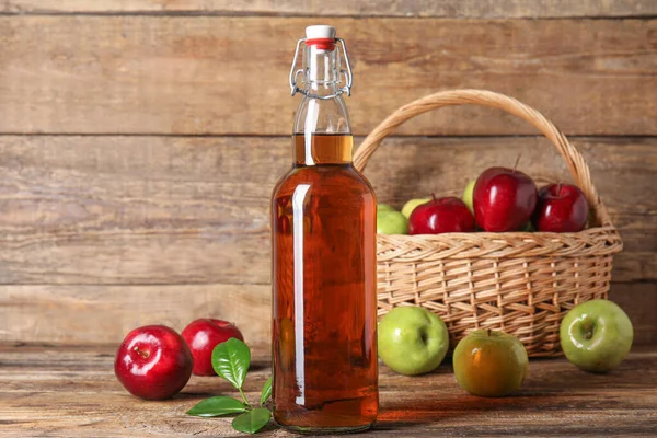 Glasflasche Mit Frischem Apfelessig Und Obstkorb Auf Holztisch — Stockfoto
