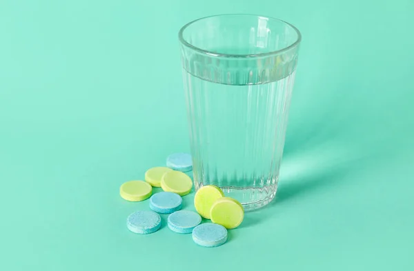 Soluble Tablets Glass Water Turquoise Background — Stock Photo, Image