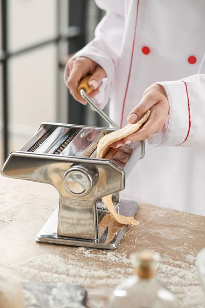 Chef Hembra Haciendo Pasta Con Máquina Mesa Cocina Primer Plano —  Fotos de Stock