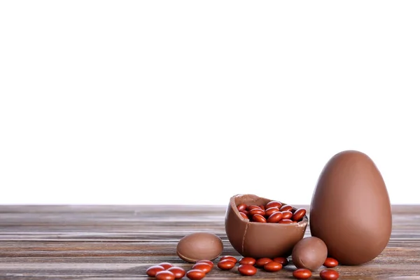 Chocolade Paaseieren Snoepjes Houten Tafel Tegen Witte Achtergrond — Stockfoto