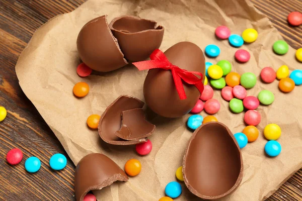 Çikolatalı Parşömen Paskalya Yumurtaları Kahverengi Ahşap Arka Planda Şekerler — Stok fotoğraf