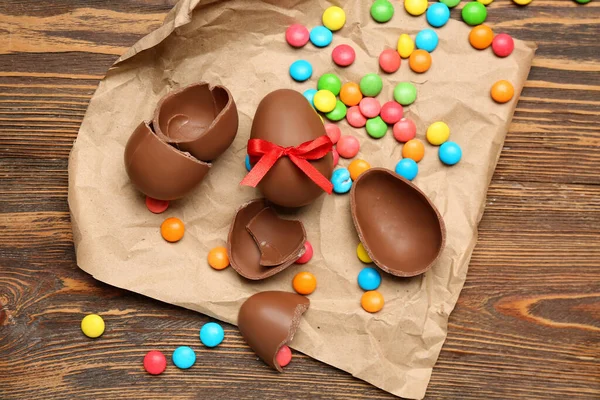 Pergaminho Com Chocolate Ovos Páscoa Doces Fundo Madeira Marrom — Fotografia de Stock