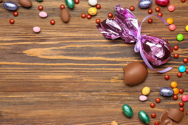 Çerçevesi Çikolatalı Paskalya Yumurtaları Kahverengi Ahşap Arka Planda Şekerlerden Yapılmış — Stok fotoğraf