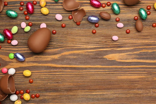 Çerçevesi Çikolatalı Paskalya Yumurtaları Kahverengi Ahşap Arka Planda Şekerlerden Yapılmış — Stok fotoğraf