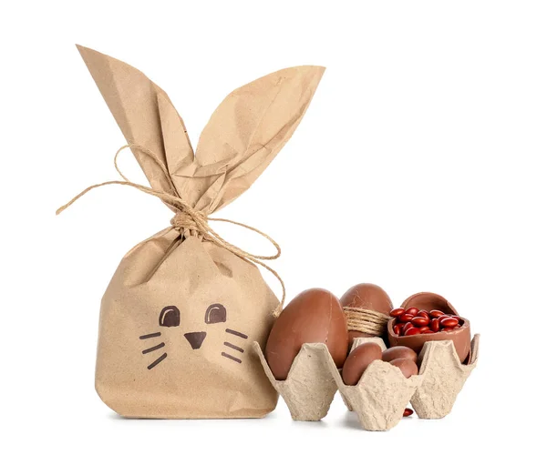 Bunny Geschenkzak Houder Met Chocolade Paaseieren Geïsoleerd Witte Achtergrond — Stockfoto