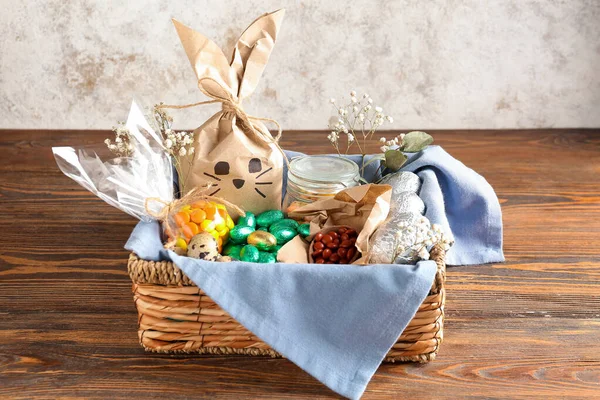 Basket Easter Bunny Gift Bag Candies Wooden Table Grunge Wall — Stock Photo, Image