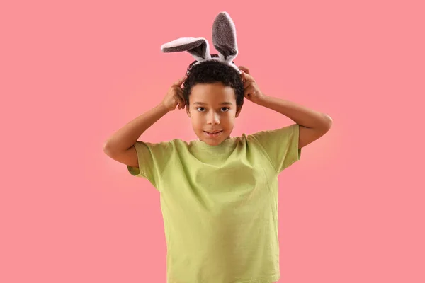 アフリカ系アメリカ人の男の子でウサギの耳にピンクの背景 — ストック写真
