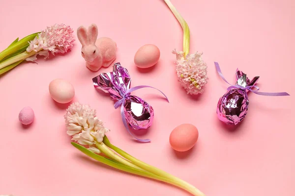Όμορφα Λουλούδια Υάκινθος Πασχαλινά Αυγά Και Λαγουδάκι Ροζ Φόντο — Φωτογραφία Αρχείου