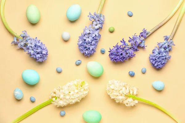 Composition Beautiful Hyacinth Flowers Easter Eggs Beige Background — Stock Photo, Image