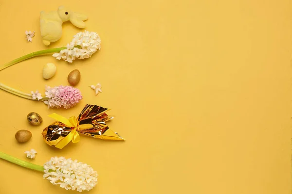 Όμορφα Λουλούδια Υάκινθος Πασχαλινά Αυγά Και Λαγουδάκι Κίτρινο Φόντο — Φωτογραφία Αρχείου