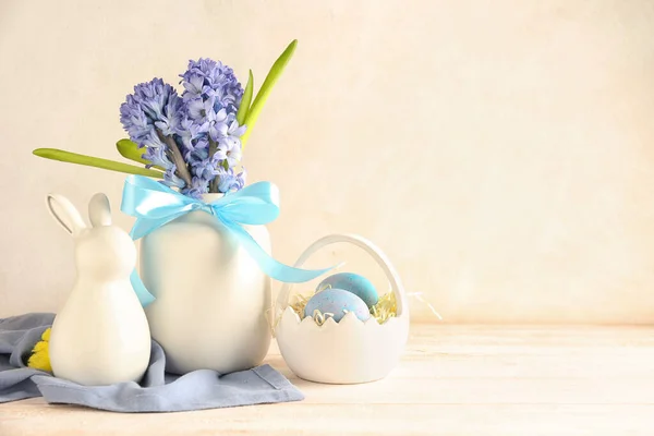 Vase Avec Belles Fleurs Jacinthe Oeufs Pâques Lapin Sur Table — Photo