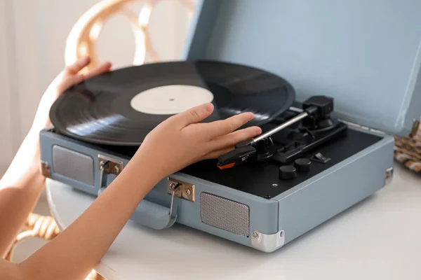Mała Dziewczynka Płytą Winylową Gramofonem Stole Kuchni Zbliżenie — Zdjęcie stockowe