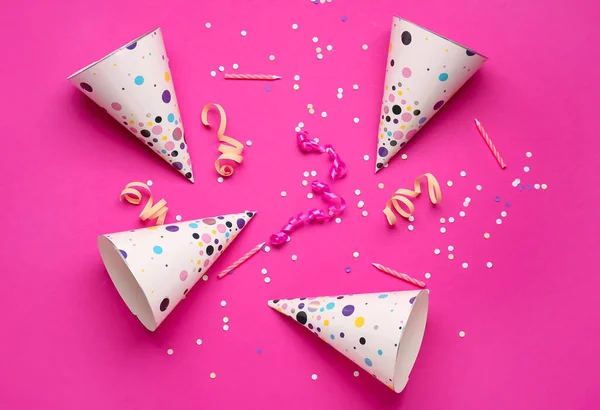 Samenstelling Met Feestmutsen Verjaardagskaarsen Confetti Kleur Achtergrond — Stockfoto