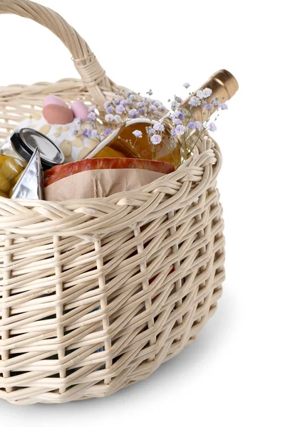 Korg Med Påskägg Zigenare Blommor Och Flaska Vin Isolerad Vit — Stockfoto