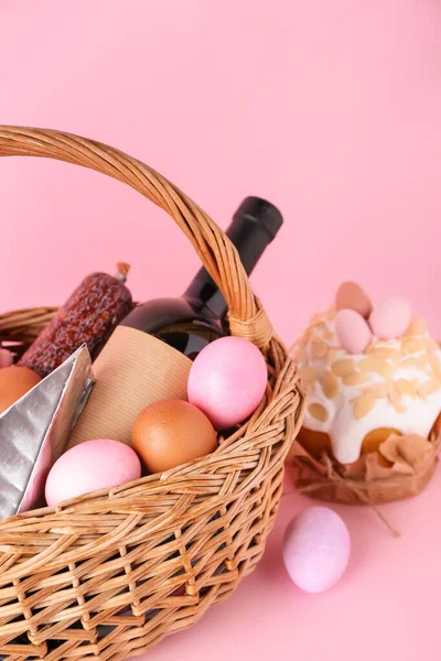 Καλάθι Πασχαλινά Αυγά Μπουκάλι Κρασί Και Κέικ Ροζ Φόντο — Φωτογραφία Αρχείου