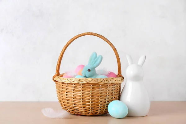 Paskalya Yumurtası Tavşanlı Sepet Bej Masa Üzerinde Beyaz Arka Planda — Stok fotoğraf