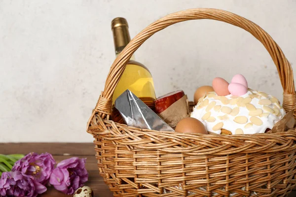 Καλάθι Πασχαλινά Αυγά Κέικ Και Μπουκάλι Κρασί Ξύλινο Τραπέζι Γκρι — Φωτογραφία Αρχείου