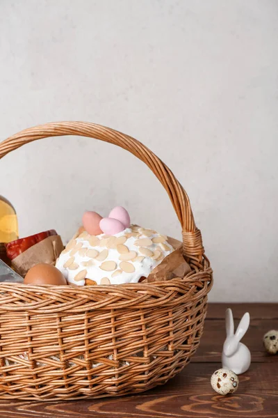Καλάθι Πασχαλινά Αυγά Και Κέικ Ξύλινο Τραπέζι Γκρι Φόντο — Φωτογραφία Αρχείου
