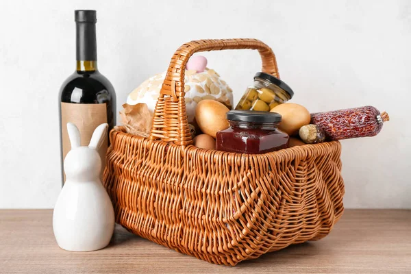 Καλάθι Πασχαλινά Αυγά Βάζα Λουκάνικα Και Μπουκάλι Κρασί Ξύλινο Τραπέζι — Φωτογραφία Αρχείου